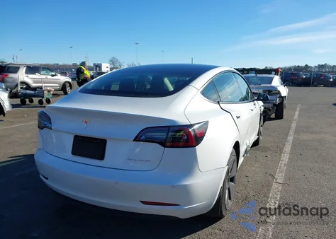 2022 Tesla Model 3 Long Range Dual Motor All-Wheel Drive z USA, uszkodzony, nr VIN 5YJ3E1EB7NF335103